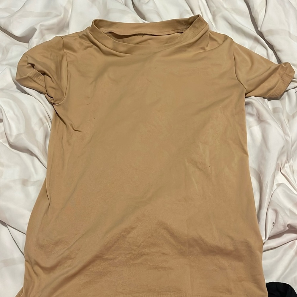 S/M don’t know brand but it’s a tight shirt for curves